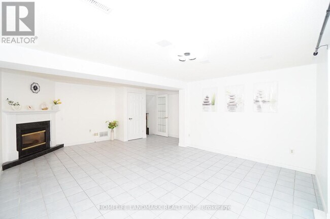 Photo - 594 Queen Victoria Dr