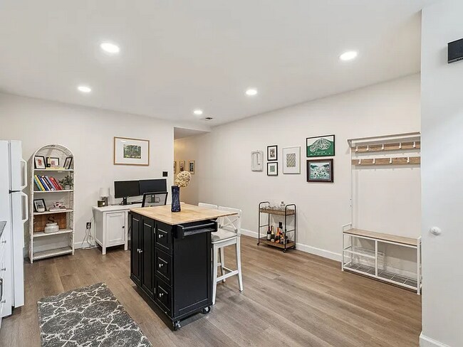 Photo - beautifully maintained one-bedroom plus den apartment