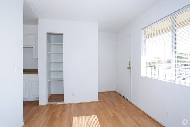 1BR, 1BA - 600 SF Dining Room