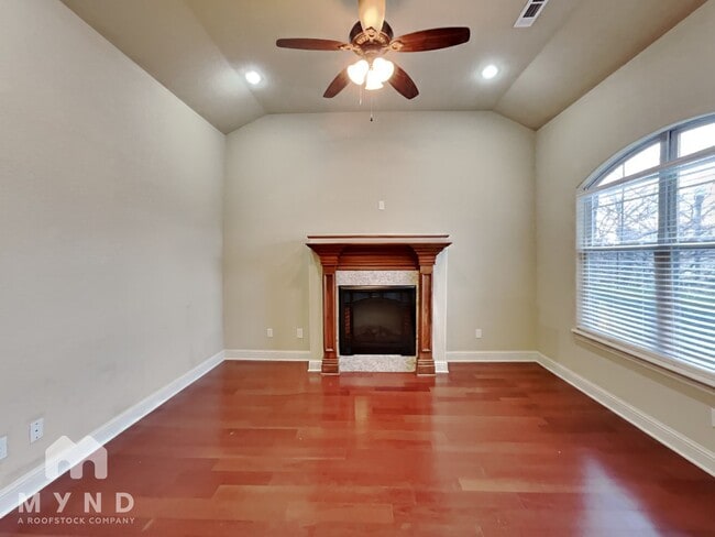 Photo - 100 NE Larkspur Ln