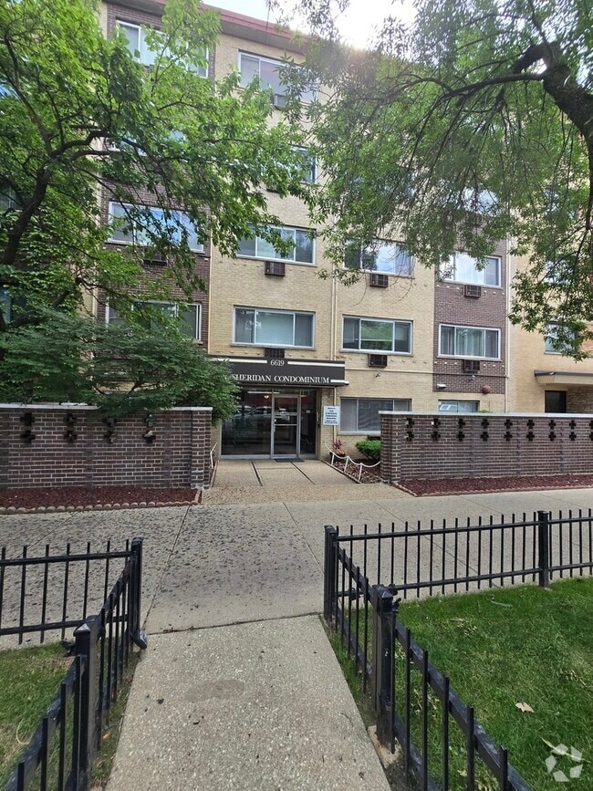 Building Photo - 6619 N Sheridan Rd Unit 302 Rental