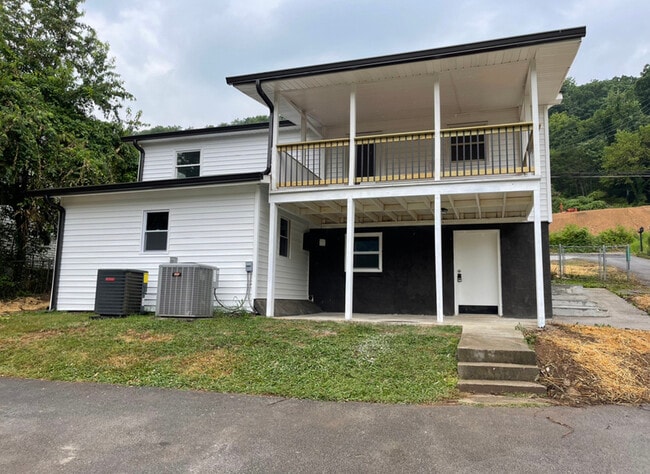 Building Photo - 3106 Greenway Dr Unit 2