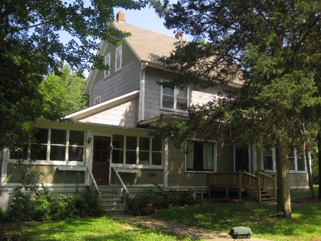 Photo - 106 W Spring Dr