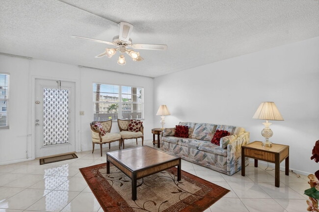 Photo - 2035 Ainslie C