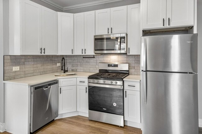 Building Photo - Gorgeous, Updated Duplex 2bd/2bth, Wicker Park Avail 5/1 Unit 2F