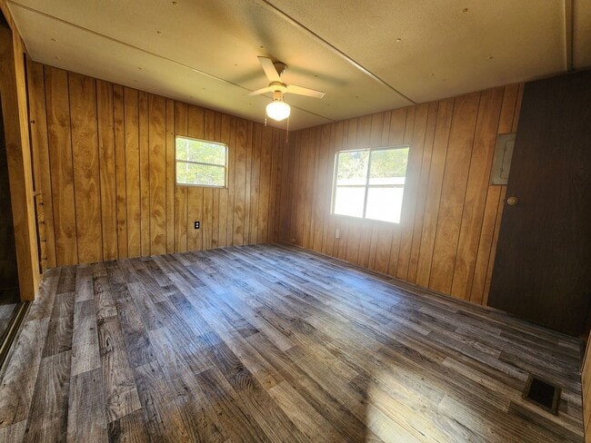 Photo - Discounted rent!.. 2 Bed 1 Bath Loaded with XTRA features!