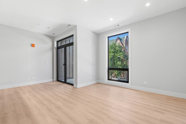 Photo - 3953 W Dakin St