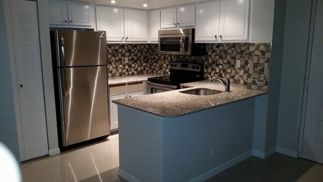Building Photo - ONE BEDROOM ONE BATHROOM !! WATERFRONT COM... Unit 16