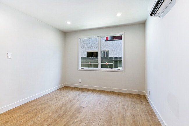 10418 Regent St