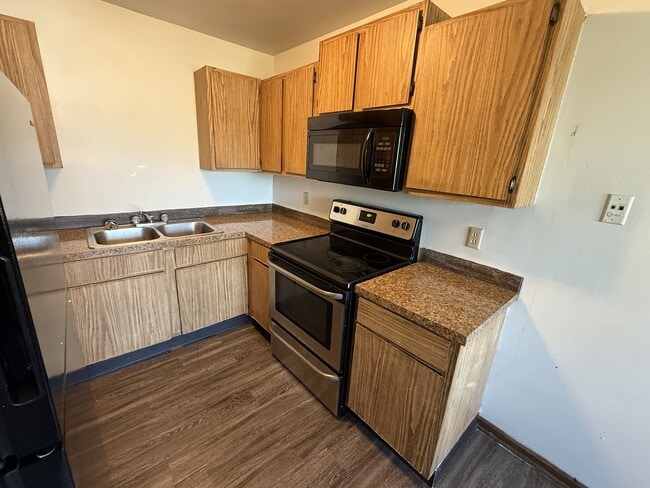 Photo - 335 Oxford Ct