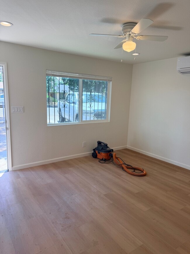 Photo - 824 W Valencia Ave