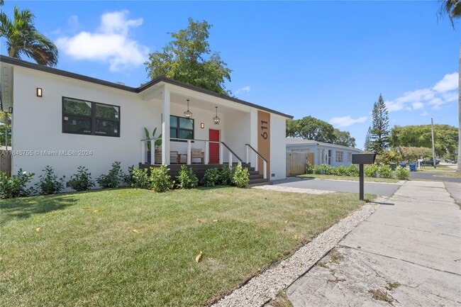 Photo - 611 SW 4th Ct