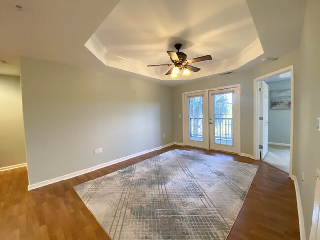 Building Photo - Two Bedroom Spacious Condo Near Everything... Unit 21-206