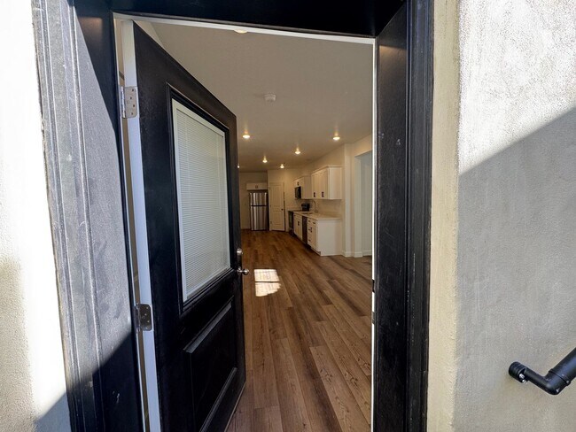 Building Photo - Recently Finished Basement! 3 bed 2 bath - in unit laundry!