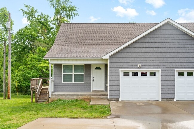Photo - END UNIT! Close to Ft Campbell and convenient shopping and restaurants! Unit A