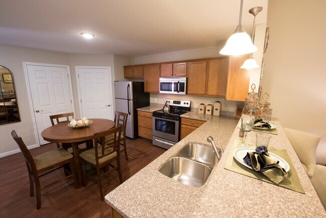 Amplias cocinas con desayunador y espacio para una mesa - Redwood Lake Orion