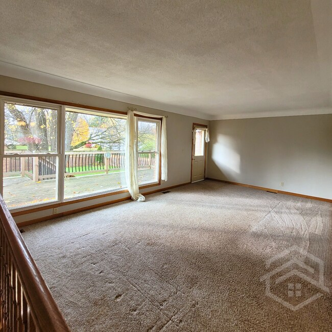 Photo - 3-Bedroom House With Shop !!