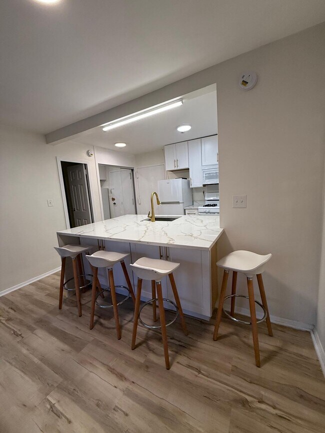 Photo - 2030 F St NW Unidad 2030 F St NW apt 109
