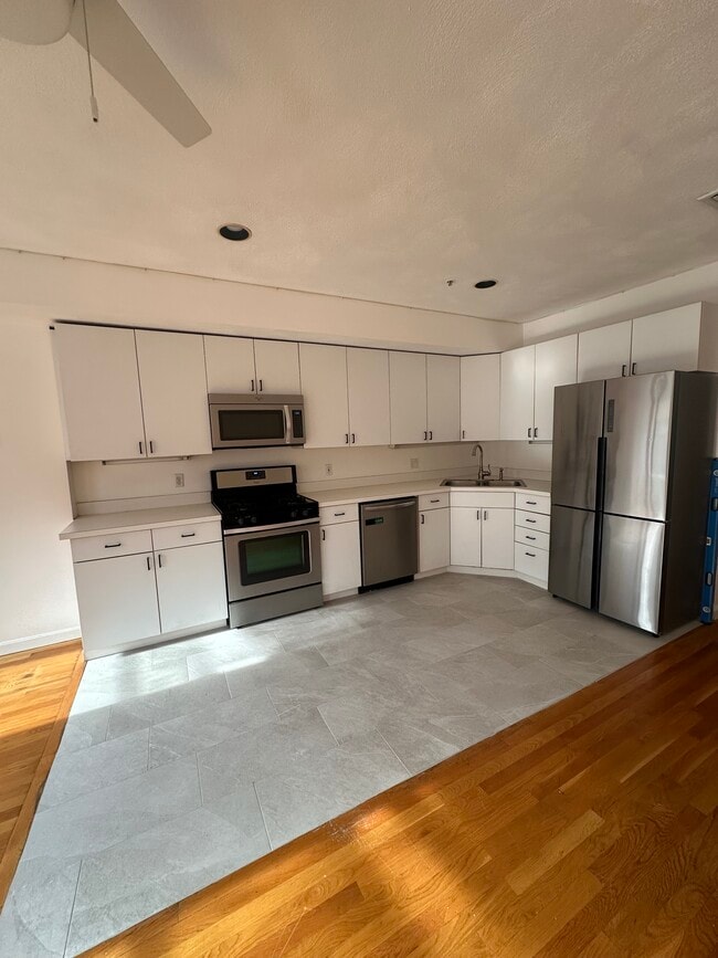 Building Photo - 238 Hanover St Unit 2