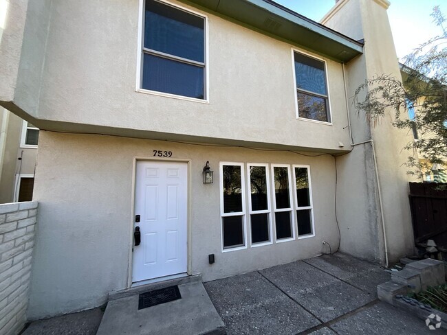 Building Photo - 2 Bedroom Townhome Available Near Montgome...