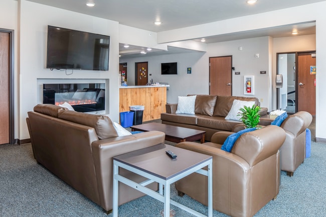 Community Room - Timberwolf Suites Student Apartments