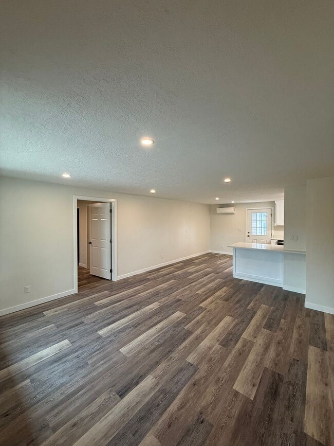 Building Photo - *REDUCED RENT* Beautifully Remodeled 4-Bedroom Home Backing to Park – Desirable Keizer Neighborhood