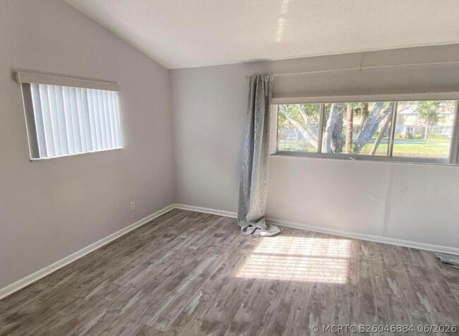 Photo - 371 Maplecrest Cir