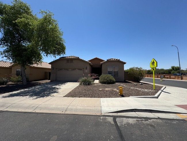 NEW PAINT, NEW CARPET Spacious 3 bedroom p... - NEW PAINT, NEW CARPET Spacious 3 bedroom p... House