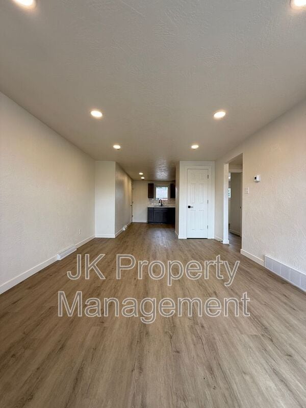 Photo - 2006 6th St NE