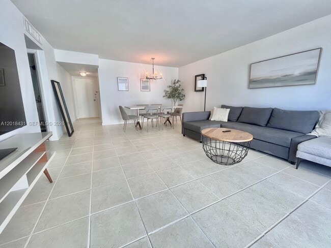Building Photo - 5838 Collins Ave Unit 2D