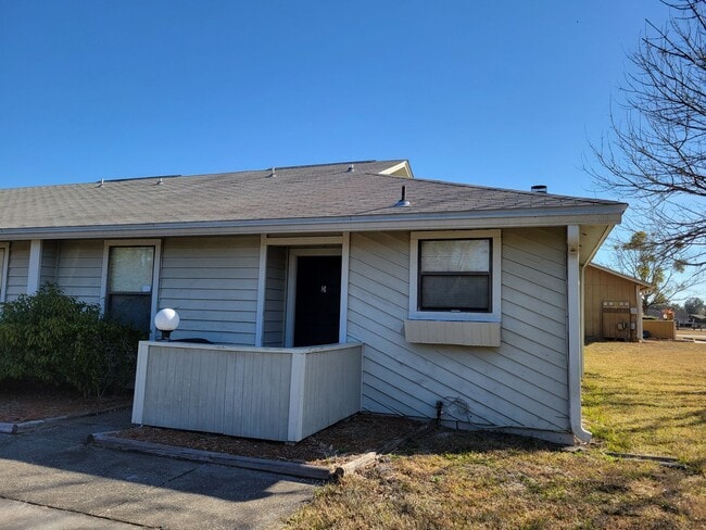 Building Photo - $1195 - 2/2 - Jefferson Square has receive... Rental