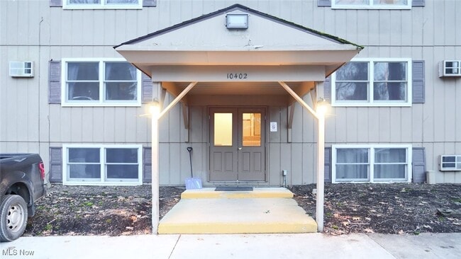 Building Photo - 8140 Southwood Dr