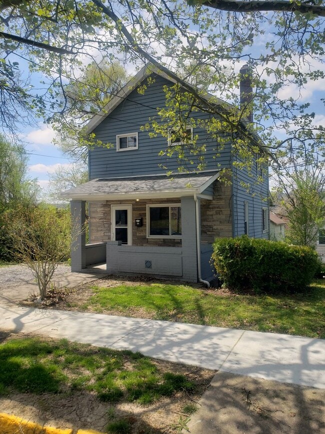 Spacious 3-bed home in Midland, PA! - Spacious 3-bed home in Midland, PA!