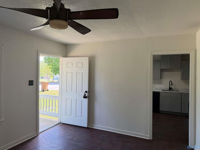 Photo - 500 Curry St NW