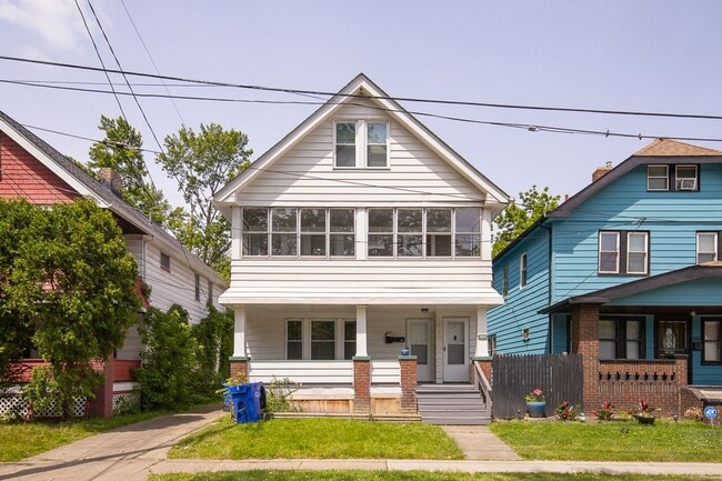 Building Photo - 364 E 161 St Unit 364 E 161St Down