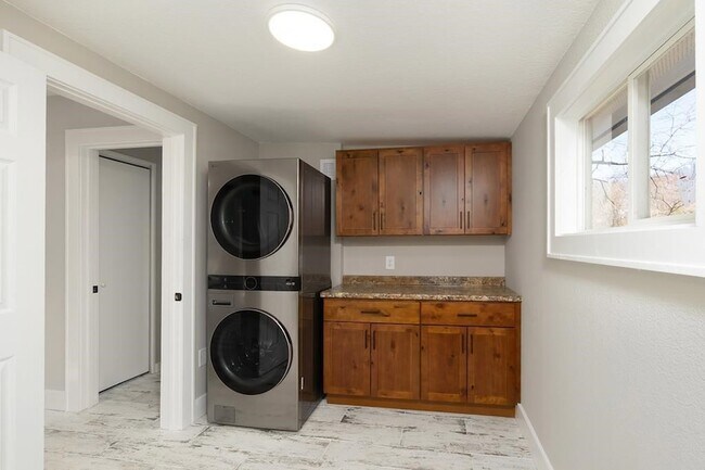 Photo - 140 Sloan St