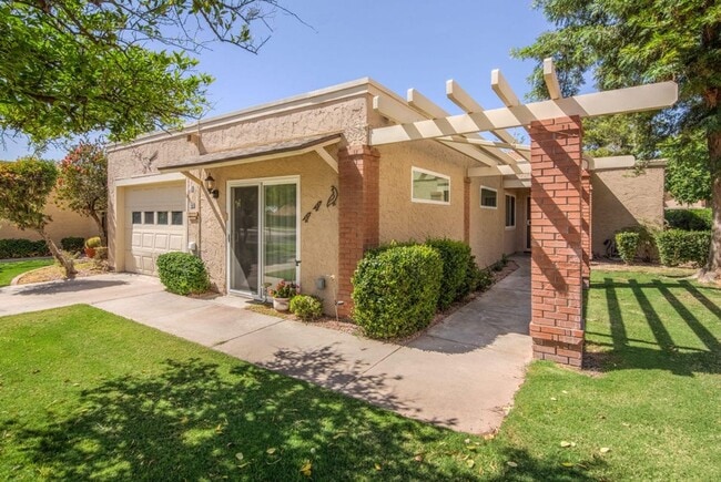 Building Photo - Welcome to this charming 2-bedroom, 2-bathroom home located in the vibrant 45+ Active Adult Resor...