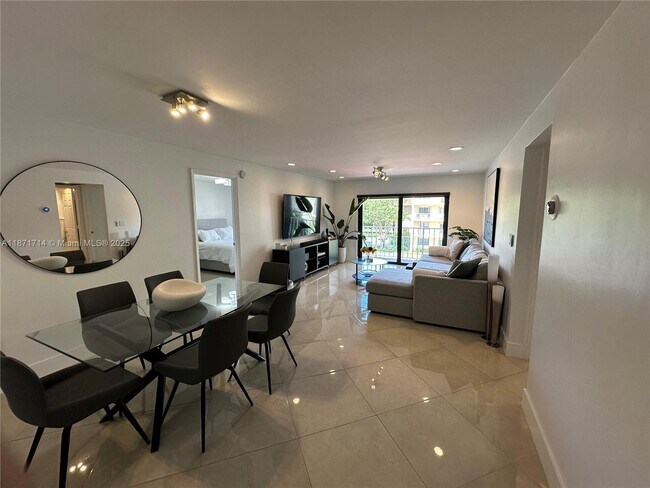 Photo - 9301 SW 92nd Ave Unidad 320C Rental