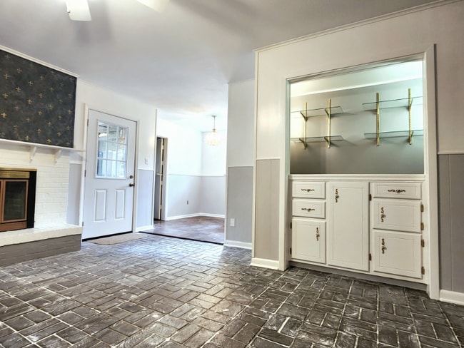 Photo - 5861 MacArthur Blvd