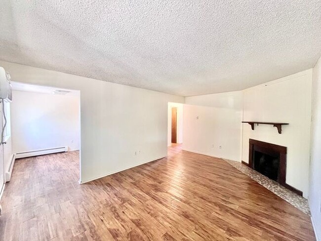 Building Photo - 2 Bed, 1 Bath Apartment!!