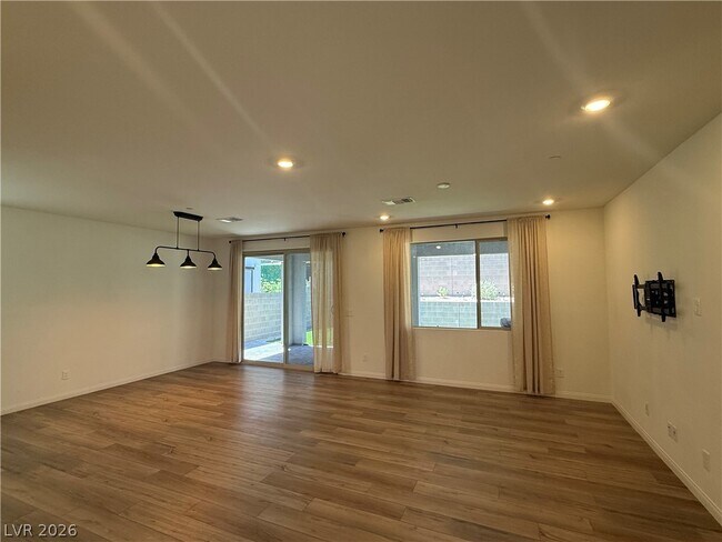 Photo - 1587 Pacific Baza St