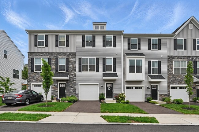 Building Photo - 825 Pecan Rd
