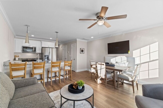 Photo - 1006 10th St NE