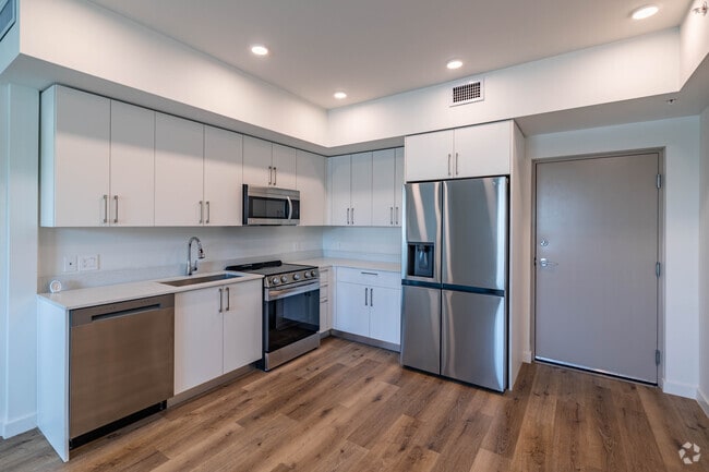 2BR, 2BA - 910SF - Kitchen - Adrian Builders at Eureka