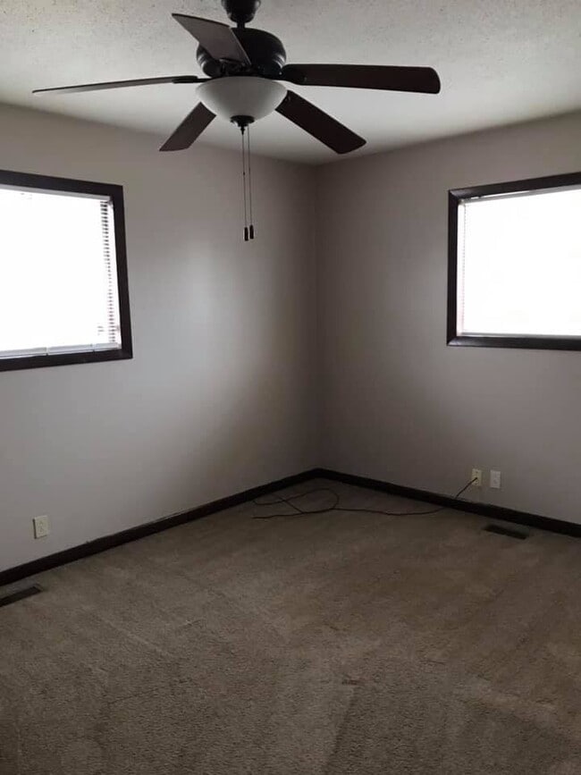 Photo - Spacious  House with Detached Garage & Fin...