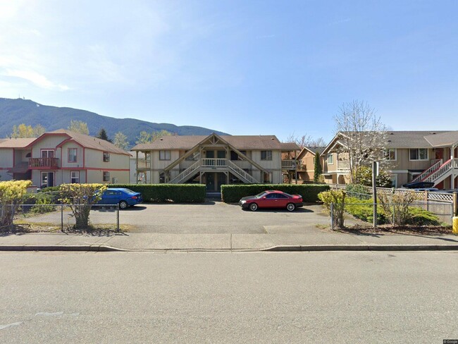 Building Photo - 423 Healy Ave S Unit 2