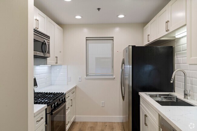Building Photo - 1401 Jackson St Unit 206 Rental