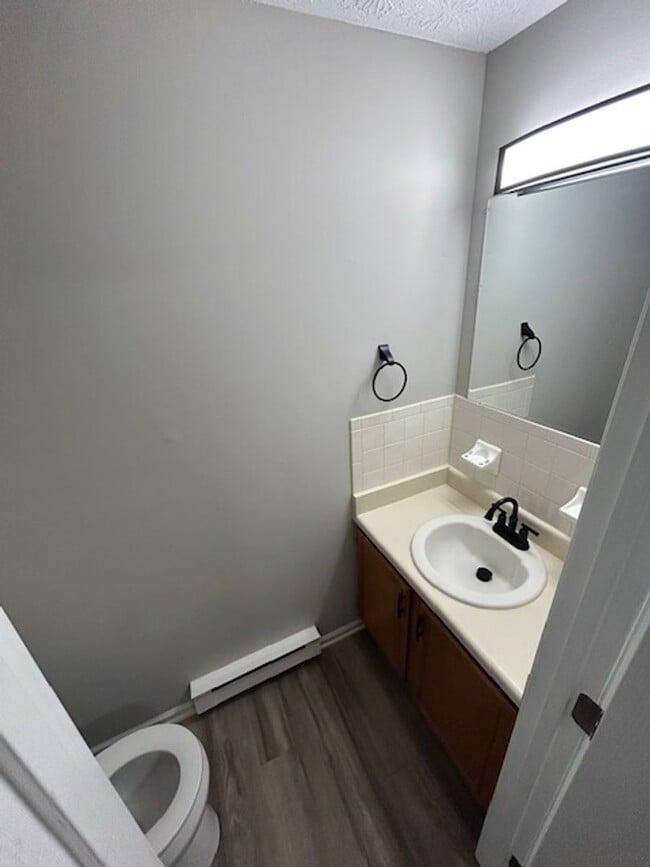 Photo - Rent Promotion - $500 off 2nd Month Rent if lease signed by 2/15/26. Unidad 1205-B Bunker Hill
