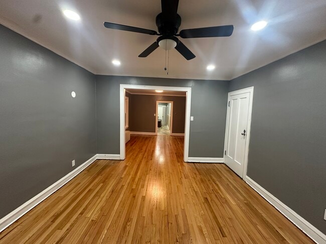 Building Photo - 4906 W Walton St Unit 2 Rental