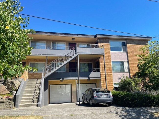 Building Photo - 4451 Woodland Park Ave N Unit 5